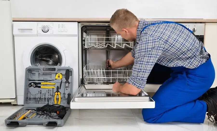 Gölyaka Smeg servisi teknisyen ekibi beyaz eşya tamiri yaparken